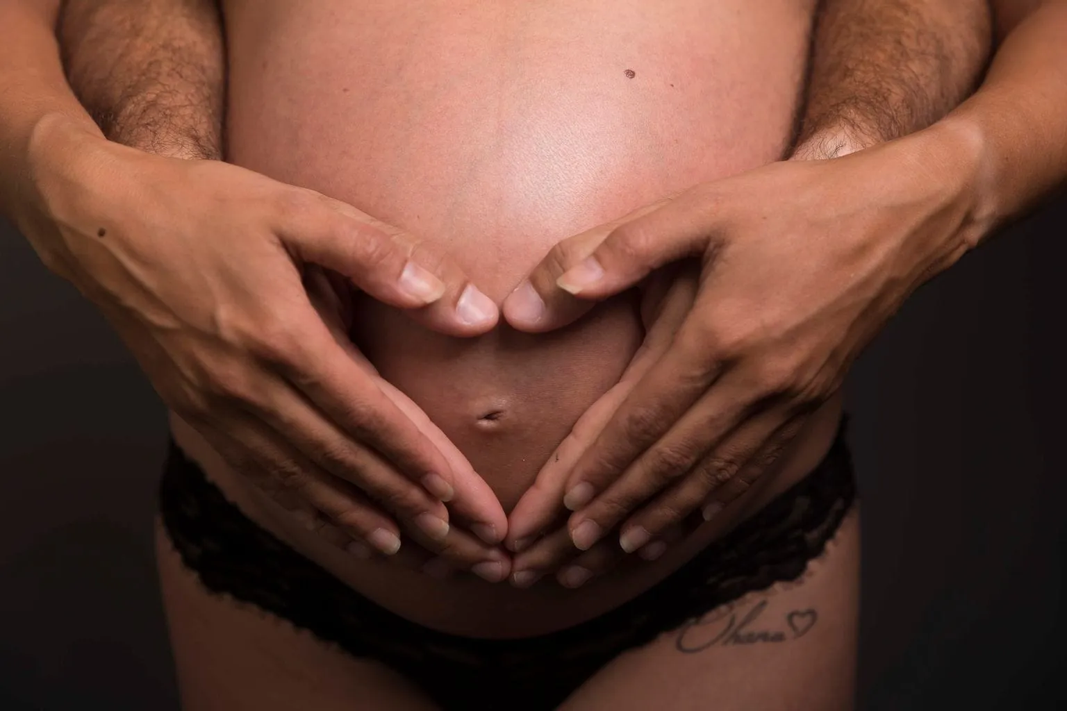 Embarazada preparándose para el sueño de su bebé